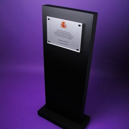 Monolith and Plaqueplexiglas Paradores